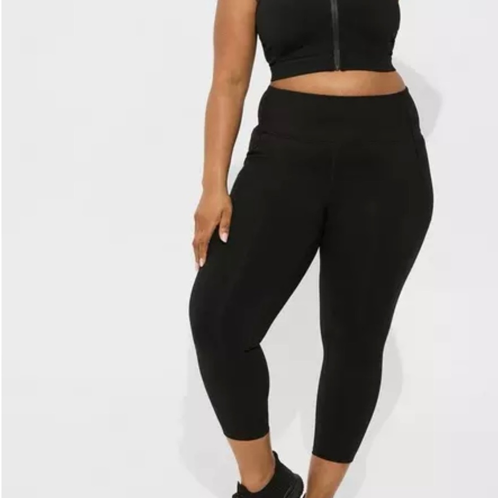 NWT Torrid Moisture Wicking Black Women's Crop Leggings - size 2 2x